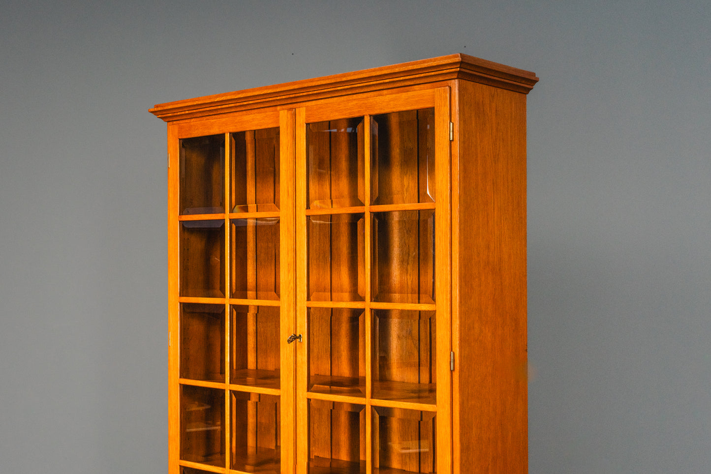 Stilvolle verglaste helle vintage Vitrine, Mitte des 20.Jahrhunderts - Eiche Schrank Regal Bücherschrank Alt Antik MÖBLINGER