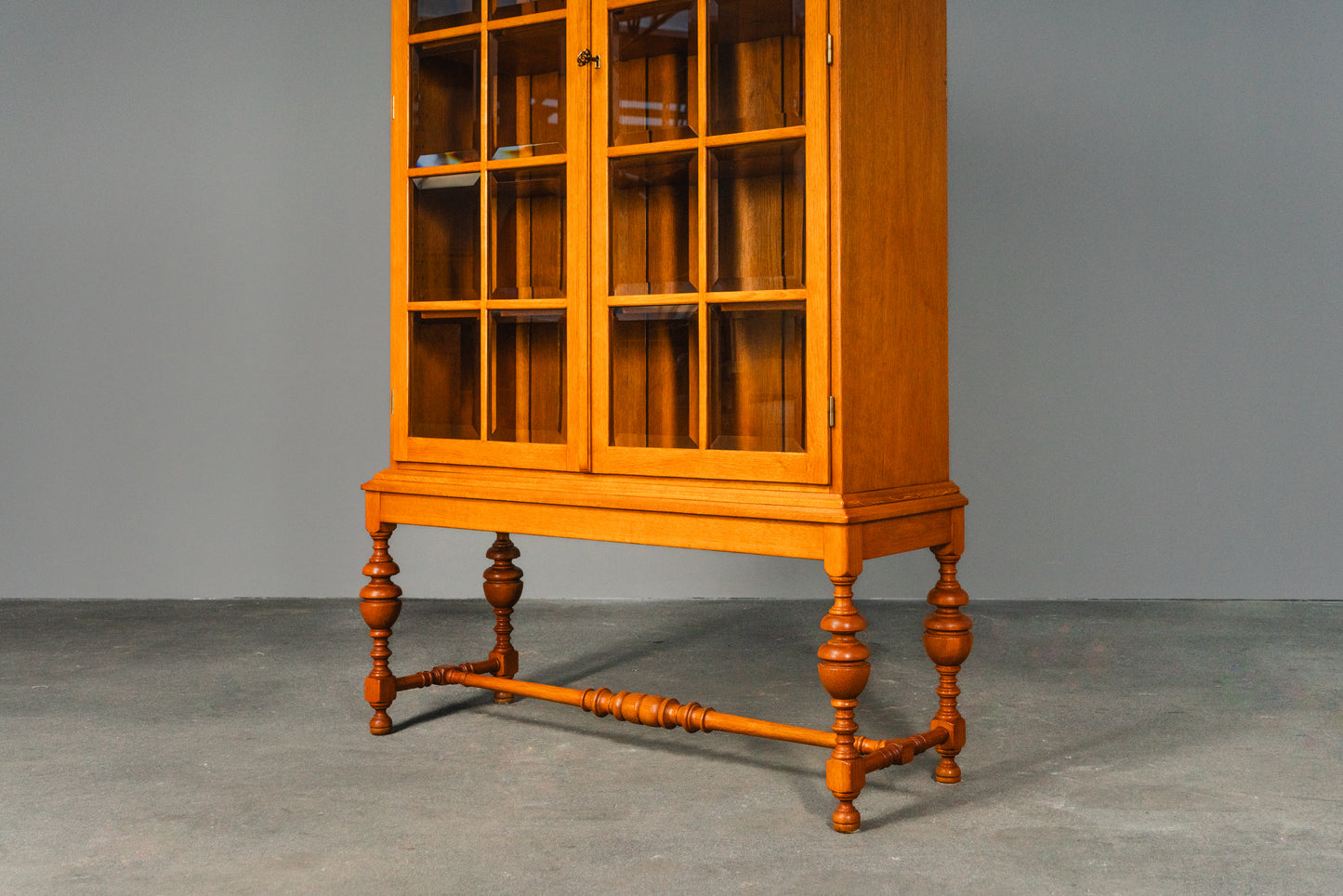 Stilvolle verglaste helle vintage Vitrine, Mitte des 20.Jahrhunderts - Eiche Schrank Regal Bücherschrank Alt Antik MÖBLINGER