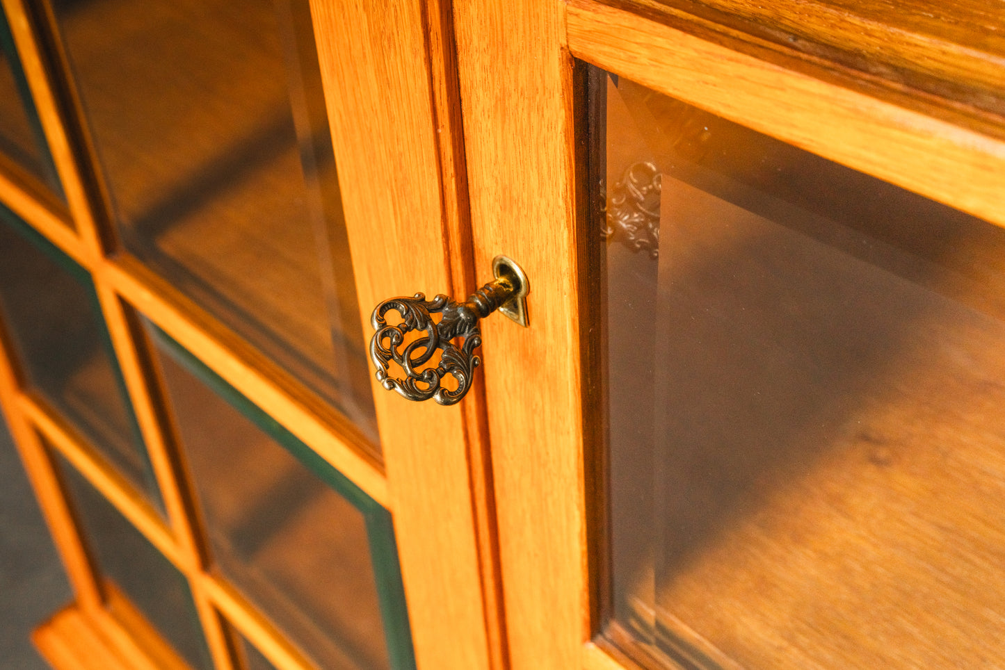 Stilvolle verglaste helle vintage Vitrine, Mitte des 20.Jahrhunderts - Eiche Schrank Regal Bücherschrank Alt Antik MÖBLINGER