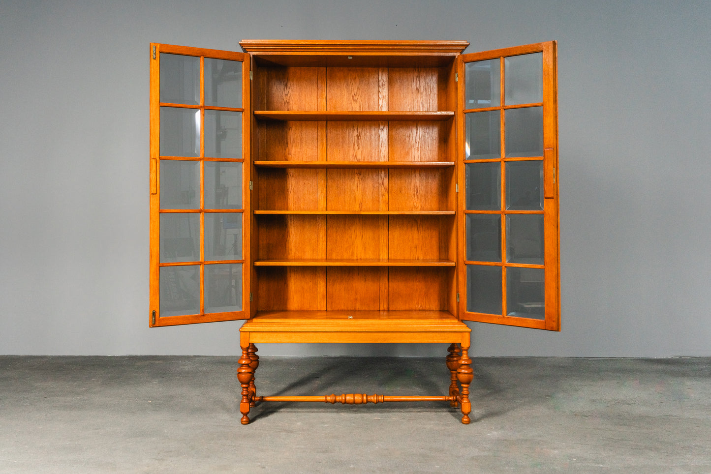 Stilvolle verglaste helle vintage Vitrine, Mitte des 20.Jahrhunderts - Eiche Schrank Regal Bücherschrank Alt Antik MÖBLINGER