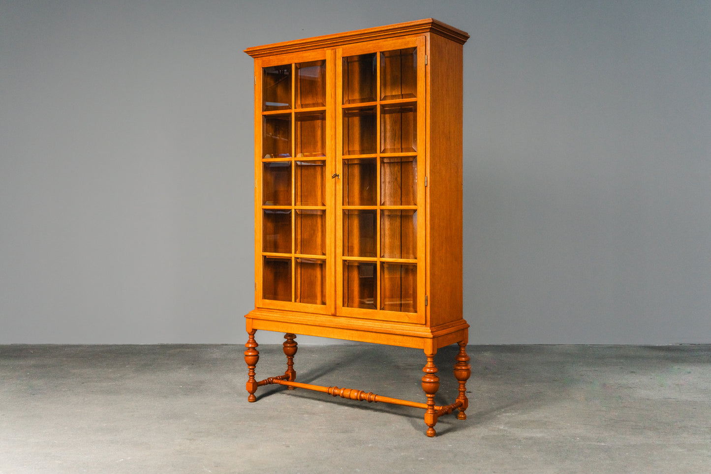 Stilvolle verglaste helle vintage Vitrine, Mitte des 20.Jahrhunderts - Eiche Schrank Regal Bücherschrank Alt Antik MÖBLINGER