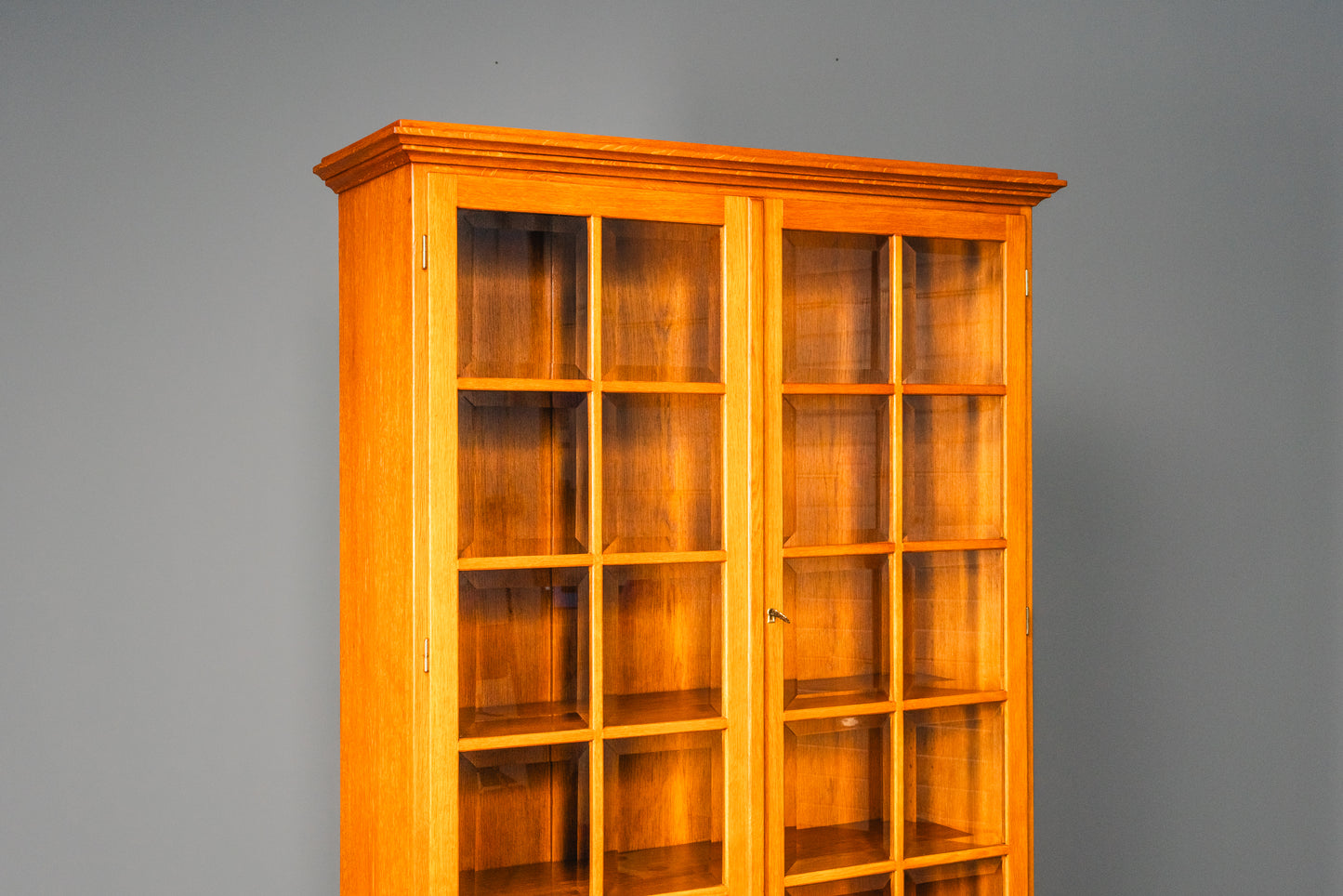 Stilvolle verglaste helle vintage Vitrine, Mitte des 20.Jahrhunderts - Eiche Schrank Regal Bücherschrank Alt Antik MÖBLINGER