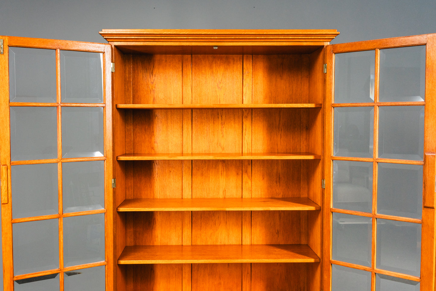 Stilvolle verglaste helle vintage Vitrine, Mitte des 20.Jahrhunderts - Eiche Schrank Regal Bücherschrank Alt Antik MÖBLINGER