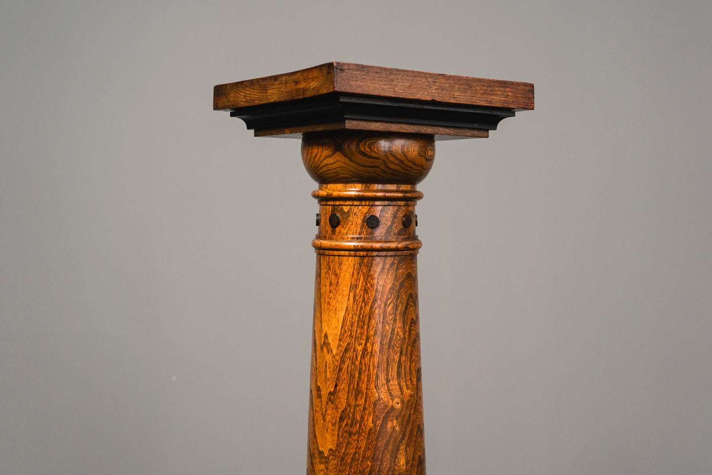 Schöne Antike Blumensäule, erste Hälfte des 20.Jahrhunderts - Dekoration Deko Säule Blumenständer Alt Antik MÖBLINGER