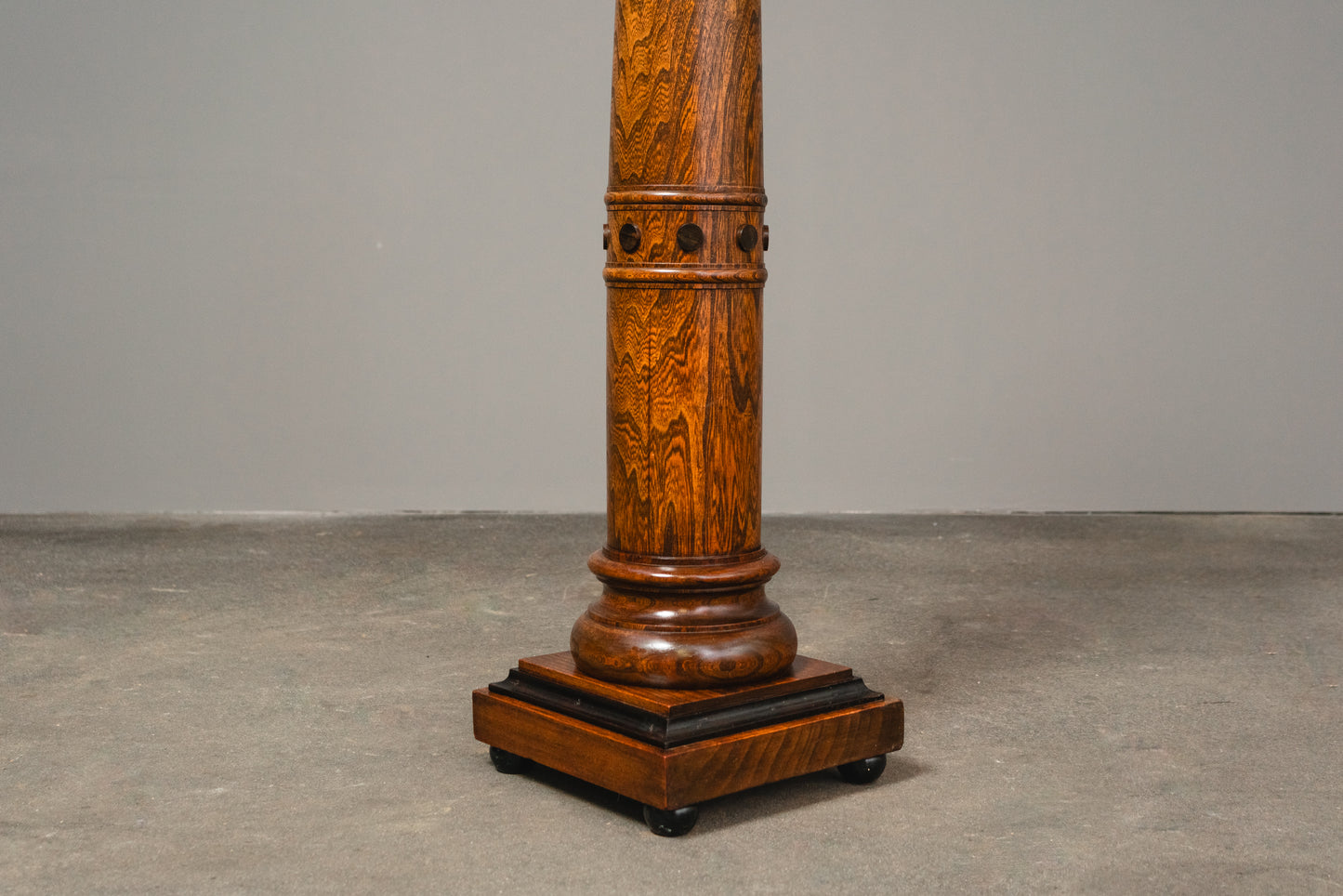 Schöne Antike Blumensäule, erste Hälfte des 20.Jahrhunderts - Dekoration Deko Säule Blumenständer Alt Antik MÖBLINGER