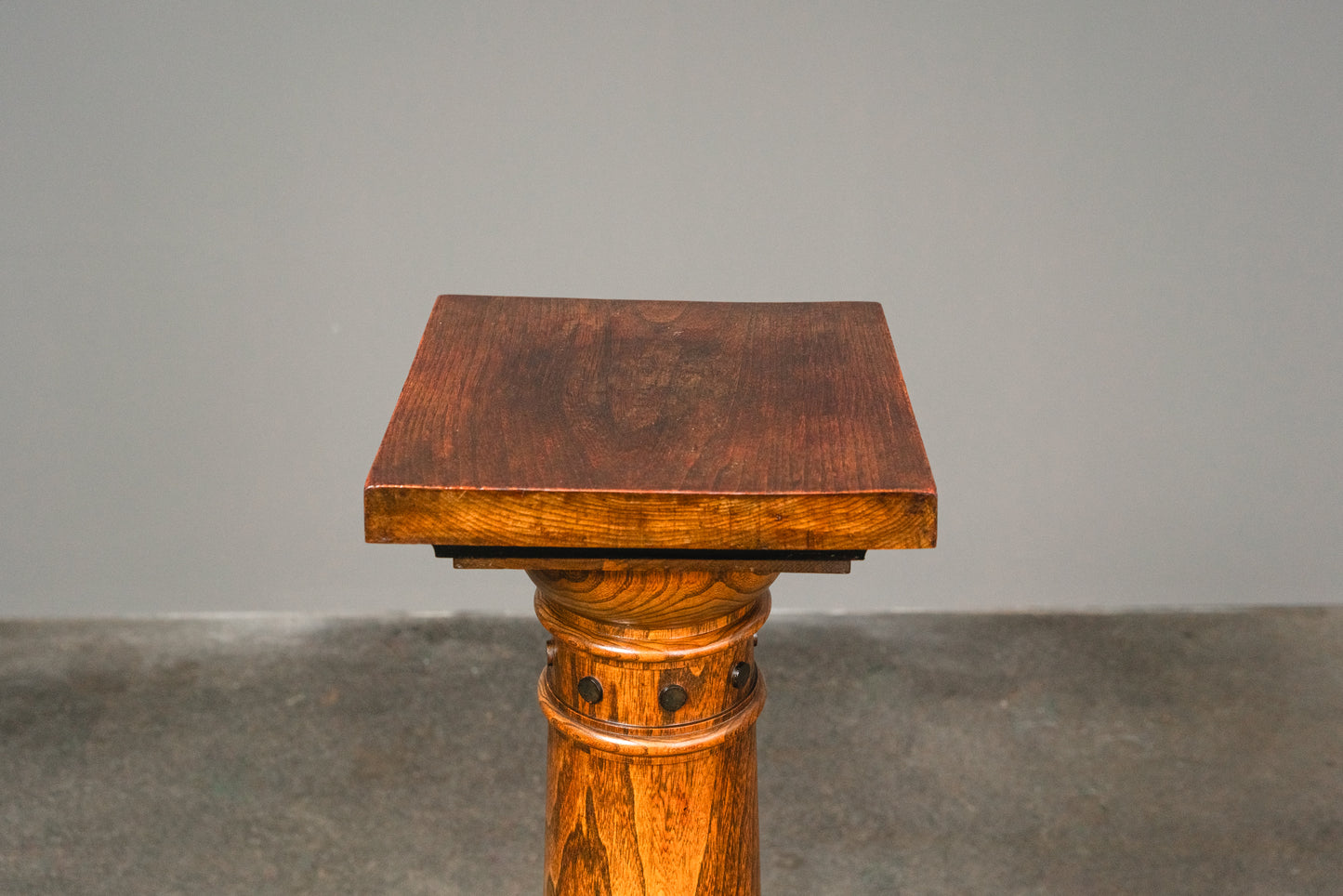 Schöne Antike Blumensäule, erste Hälfte des 20.Jahrhunderts - Dekoration Deko Säule Blumenständer Alt Antik MÖBLINGER