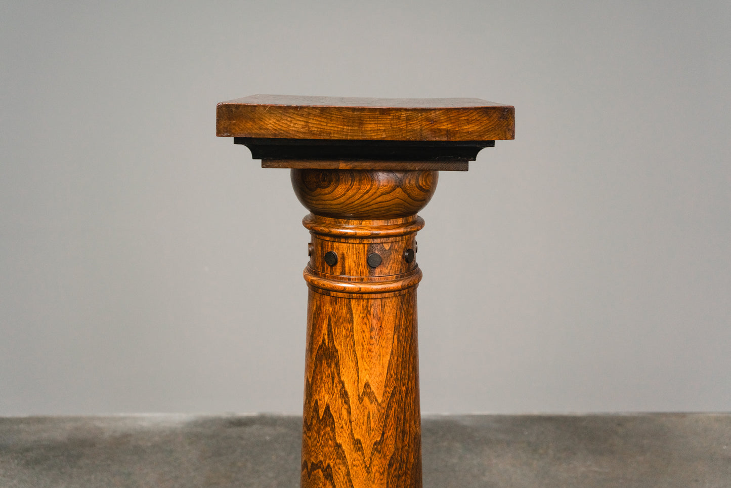 Schöne Antike Blumensäule, erste Hälfte des 20.Jahrhunderts - Dekoration Deko Säule Blumenständer Alt Antik MÖBLINGER