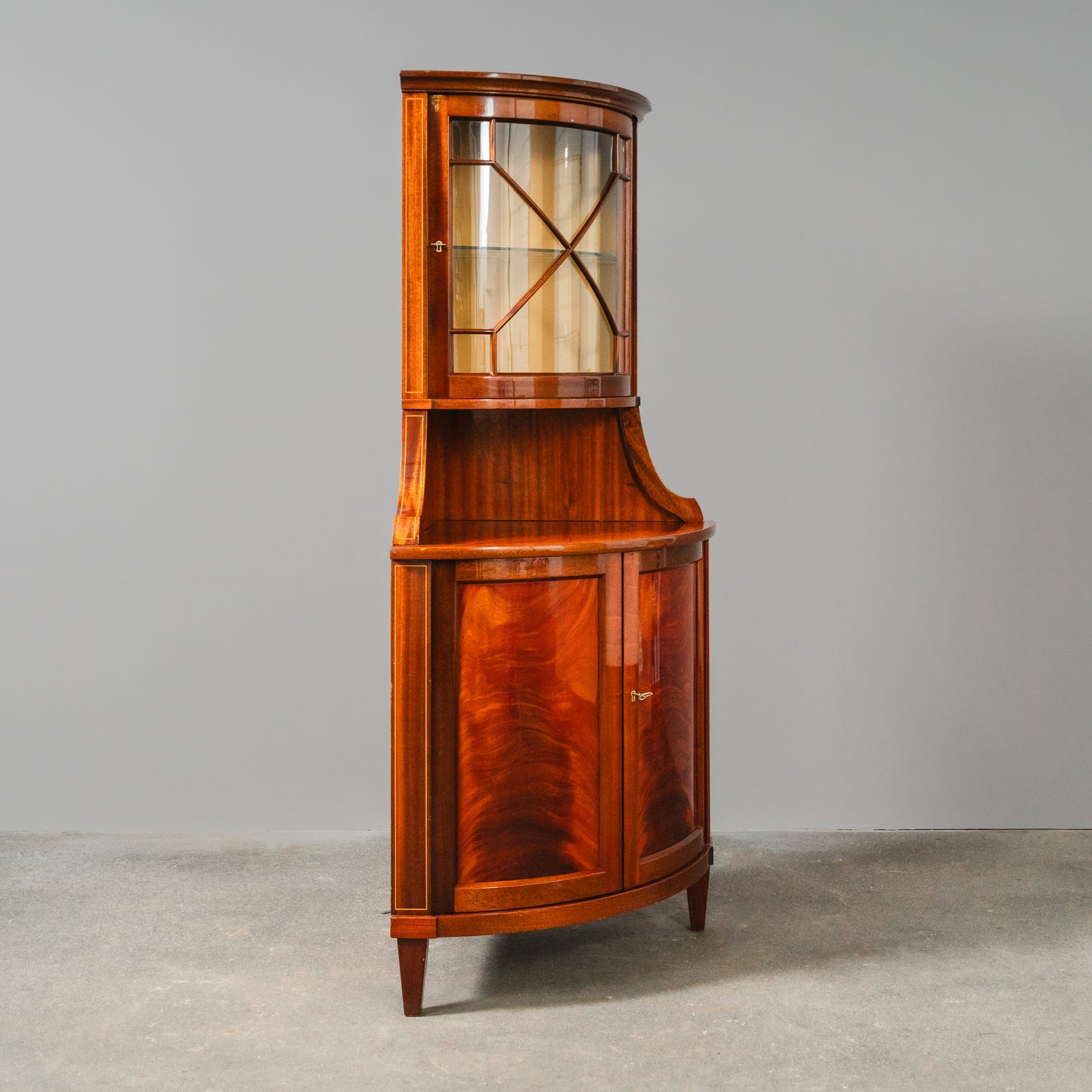 Elegante Eckvitrine im Englischen Stil, zweite Hälfte des 20.Jahrhunderts - Eckschrank Schrank Vitrine Kommode Regal Alt Vintage MÖBLINGER