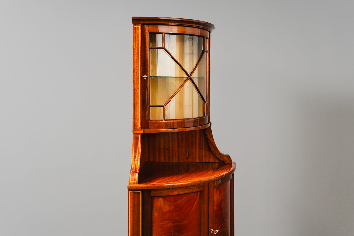 Elegante Eckvitrine im Englischen Stil, zweite Hälfte des 20.Jahrhunderts - Eckschrank Schrank Vitrine Kommode Regal Alt Vintage MÖBLINGER