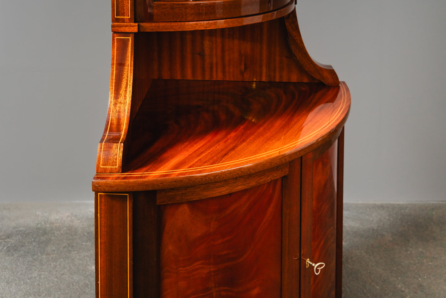 Elegante Eckvitrine im Englischen Stil, zweite Hälfte des 20.Jahrhunderts - Eckschrank Schrank Vitrine Kommode Regal Alt Vintage MÖBLINGER