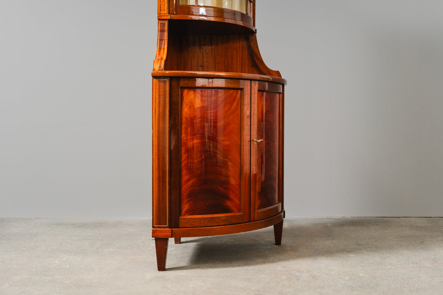 Elegante Eckvitrine im Englischen Stil, zweite Hälfte des 20.Jahrhunderts - Eckschrank Schrank Vitrine Kommode Regal Alt Vintage MÖBLINGER