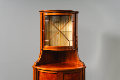 Elegante Eckvitrine im Englischen Stil, zweite Hälfte des 20.Jahrhunderts - Eckschrank Schrank Vitrine Kommode Regal Alt Vintage MÖBLINGER