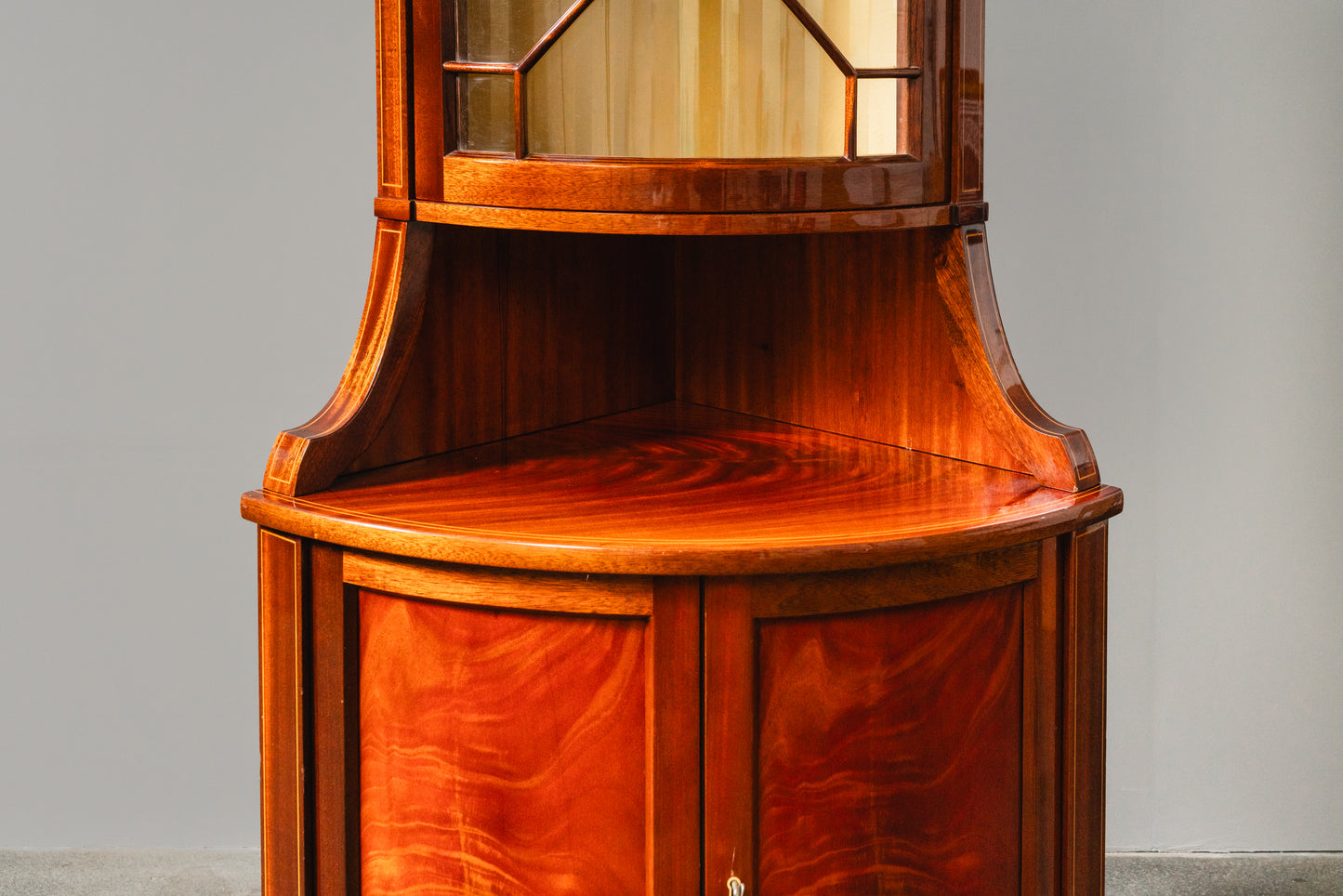 Elegante Eckvitrine im Englischen Stil, zweite Hälfte des 20.Jahrhunderts - Eckschrank Schrank Vitrine Kommode Regal Alt Vintage MÖBLINGER