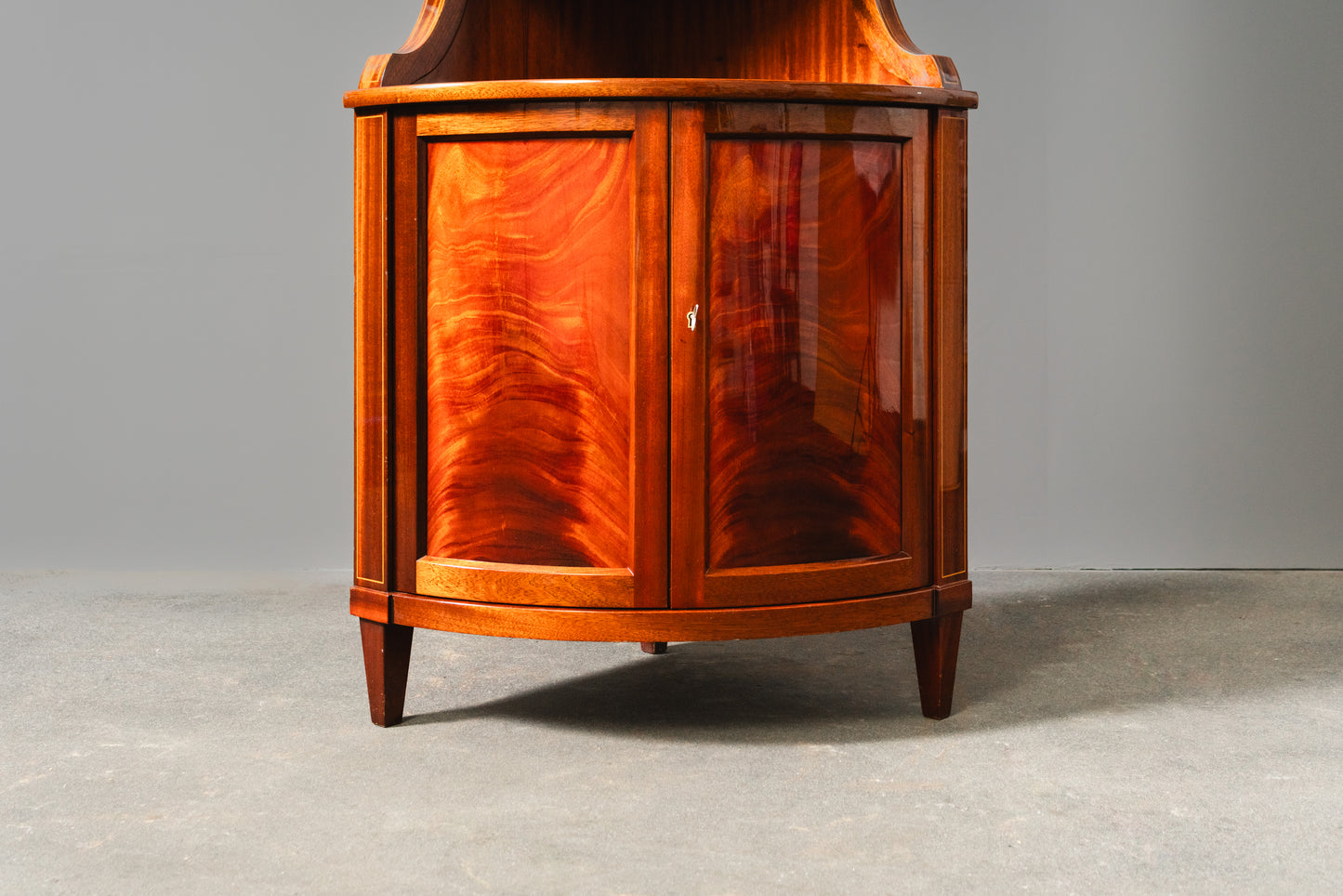 Elegante Eckvitrine im Englischen Stil, zweite Hälfte des 20.Jahrhunderts - Eckschrank Schrank Vitrine Kommode Regal Alt Vintage MÖBLINGER