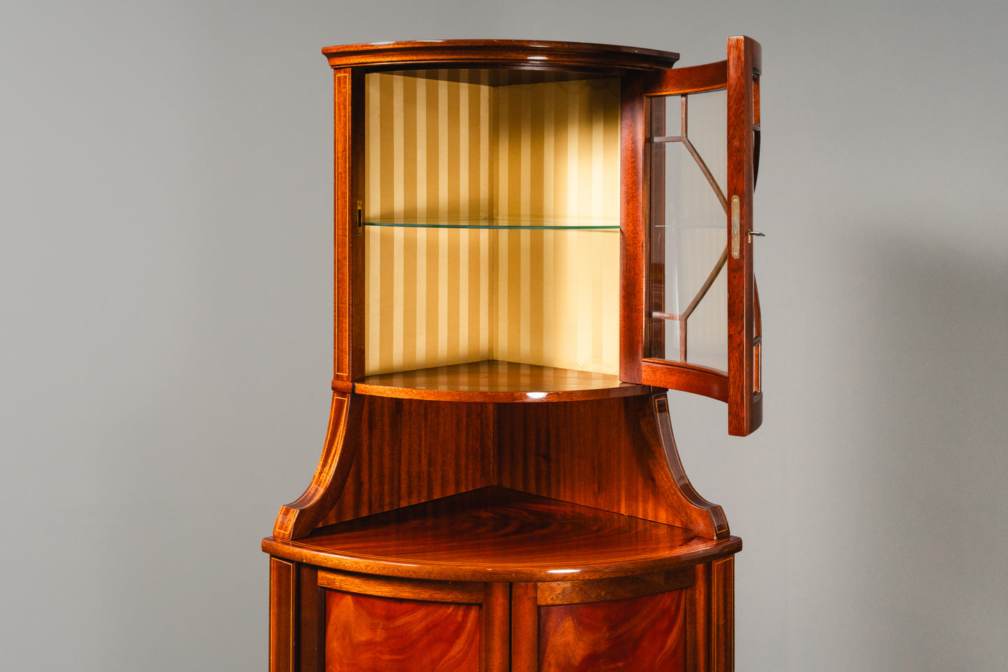 Elegante Eckvitrine im Englischen Stil, zweite Hälfte des 20.Jahrhunderts - Eckschrank Schrank Vitrine Kommode Regal Alt Vintage MÖBLINGER