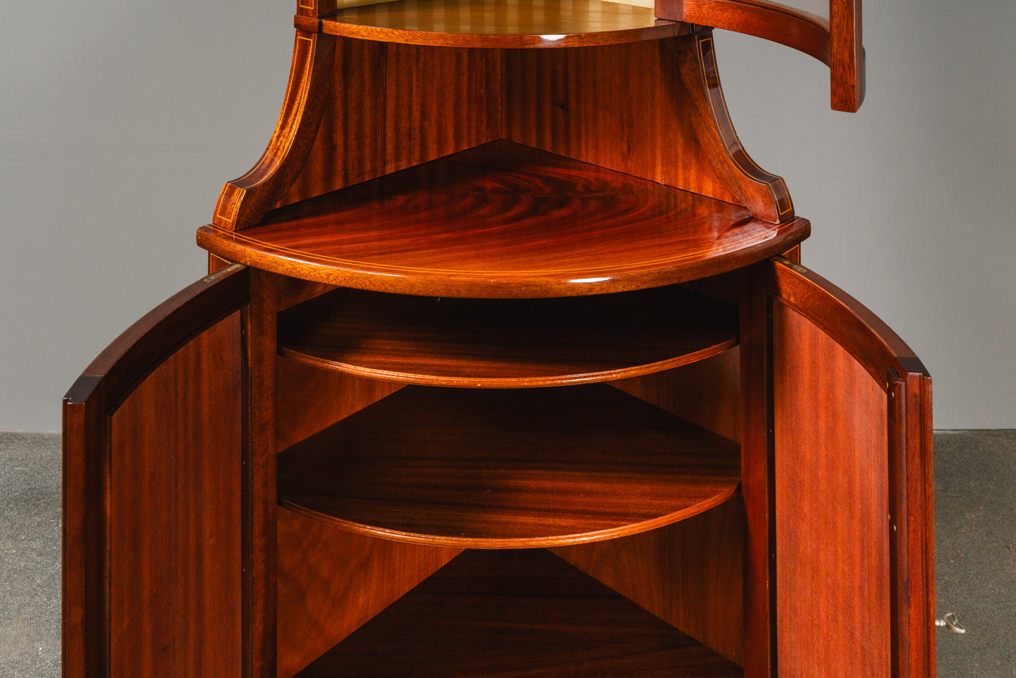 Elegante Eckvitrine im Englischen Stil, zweite Hälfte des 20.Jahrhunderts - Eckschrank Schrank Vitrine Kommode Regal Alt Vintage MÖBLINGER