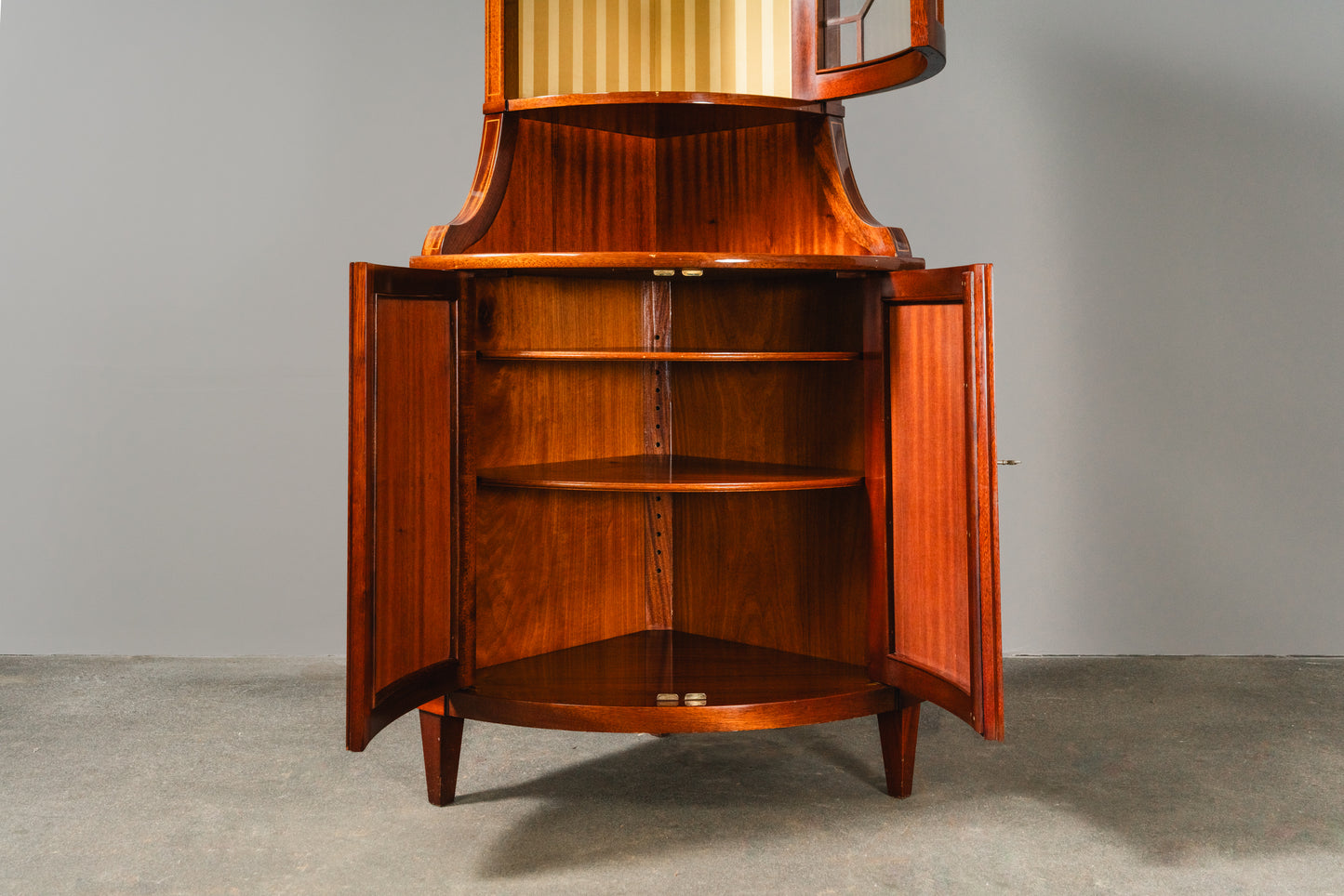 Elegante Eckvitrine im Englischen Stil, zweite Hälfte des 20.Jahrhunderts - Eckschrank Schrank Vitrine Kommode Regal Alt Vintage MÖBLINGER