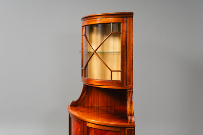 Elegante Eckvitrine im Englischen Stil, zweite Hälfte des 20.Jahrhunderts - Eckschrank Schrank Vitrine Kommode Regal Alt Vintage MÖBLINGER