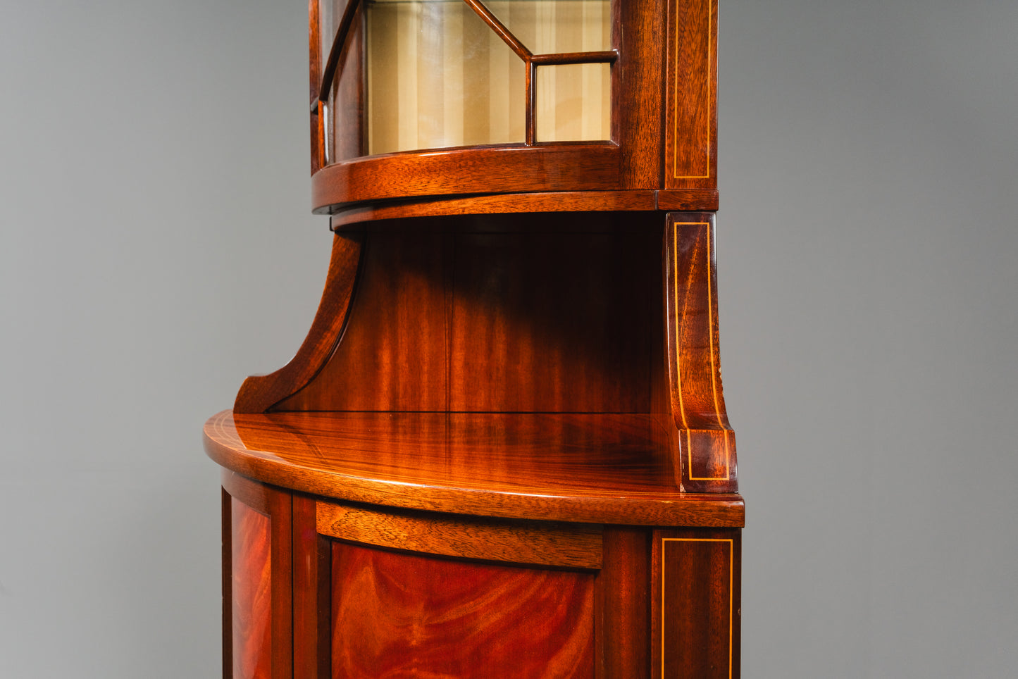 Elegante Eckvitrine im Englischen Stil, zweite Hälfte des 20.Jahrhunderts - Eckschrank Schrank Vitrine Kommode Regal Alt Vintage MÖBLINGER