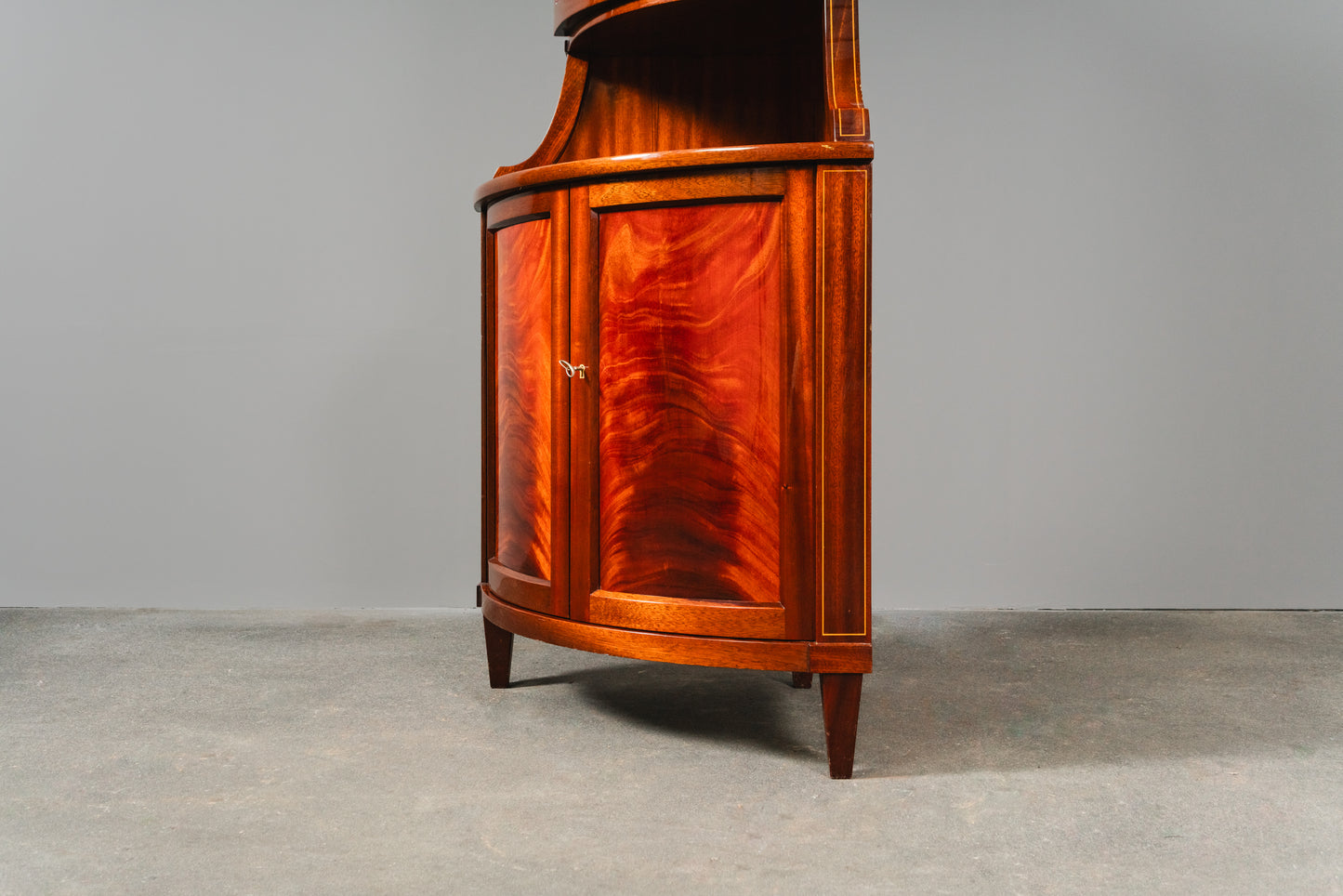 Elegante Eckvitrine im Englischen Stil, zweite Hälfte des 20.Jahrhunderts - Eckschrank Schrank Vitrine Kommode Regal Alt Vintage MÖBLINGER