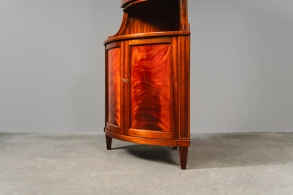 Elegante Eckvitrine im Englischen Stil, zweite Hälfte des 20.Jahrhunderts - Eckschrank Schrank Vitrine Kommode Regal Alt Vintage MÖBLINGER