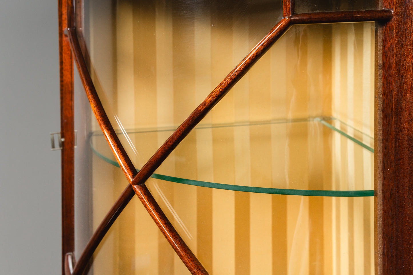 Elegante Eckvitrine im Englischen Stil, zweite Hälfte des 20.Jahrhunderts - Eckschrank Schrank Vitrine Kommode Regal Alt Vintage MÖBLINGER