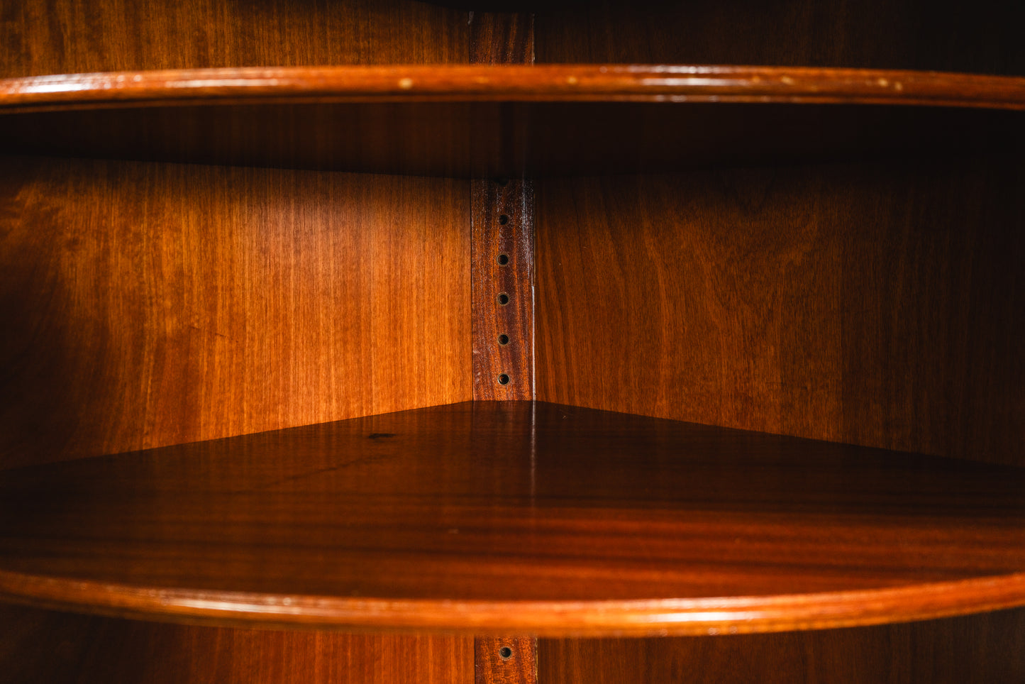 Elegante Eckvitrine im Englischen Stil, zweite Hälfte des 20.Jahrhunderts - Eckschrank Schrank Vitrine Kommode Regal Alt Vintage MÖBLINGER