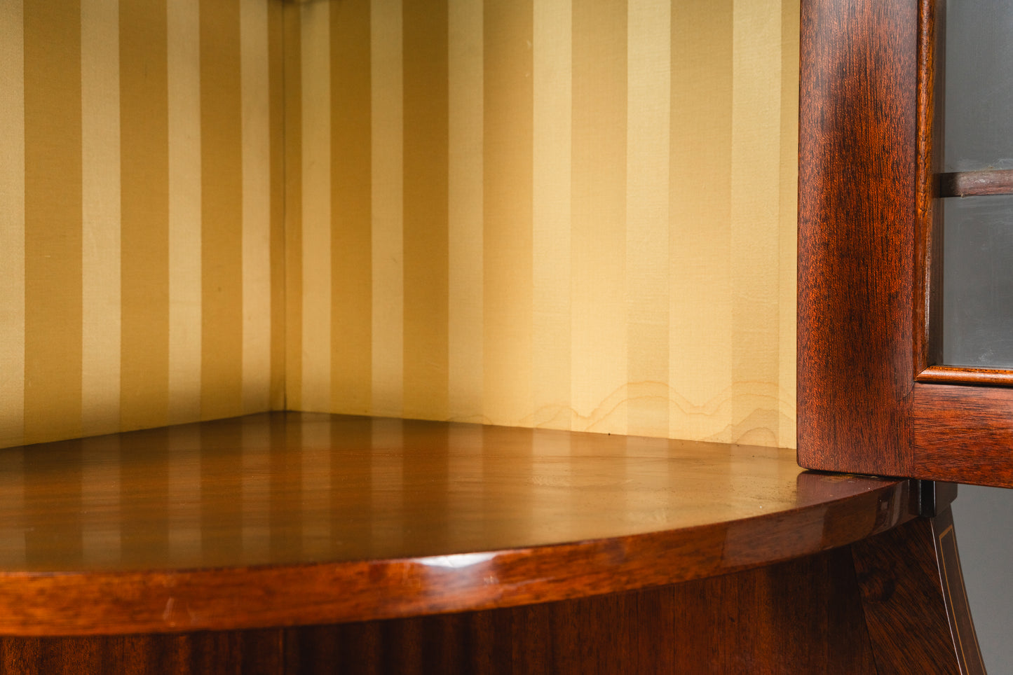 Elegante Eckvitrine im Englischen Stil, zweite Hälfte des 20.Jahrhunderts - Eckschrank Schrank Vitrine Kommode Regal Alt Vintage MÖBLINGER