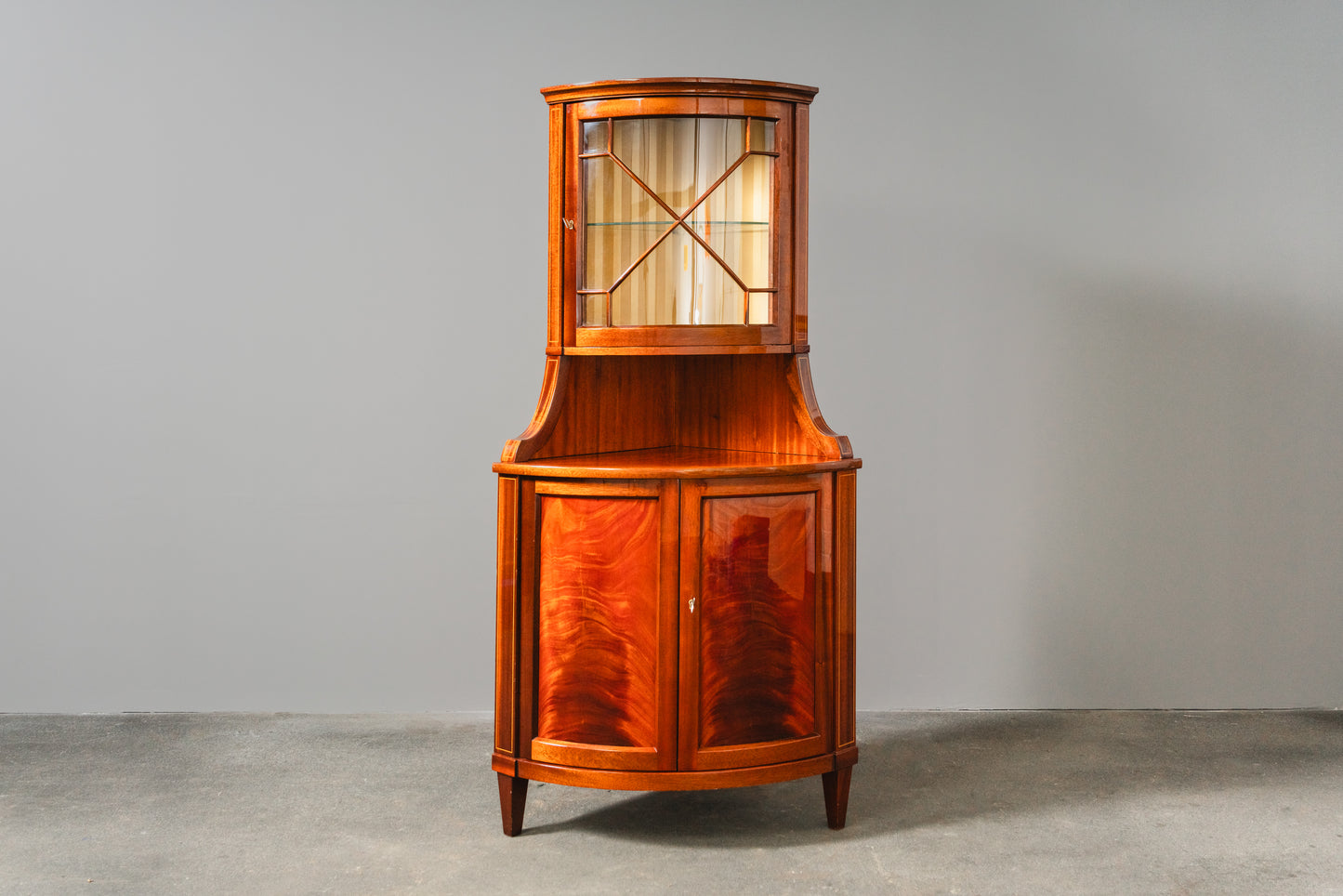 Elegante Eckvitrine im Englischen Stil, zweite Hälfte des 20.Jahrhunderts - Eckschrank Schrank Vitrine Kommode Regal Alt Vintage MÖBLINGER