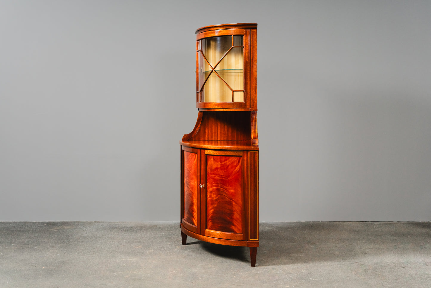 Elegante Eckvitrine im Englischen Stil, zweite Hälfte des 20.Jahrhunderts - Eckschrank Schrank Vitrine Kommode Regal Alt Vintage MÖBLINGER