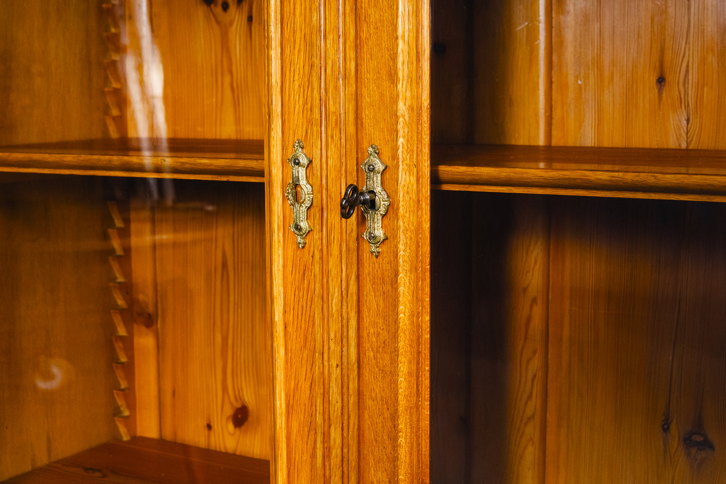 Eleganter Gründerzeit Bücherschrank