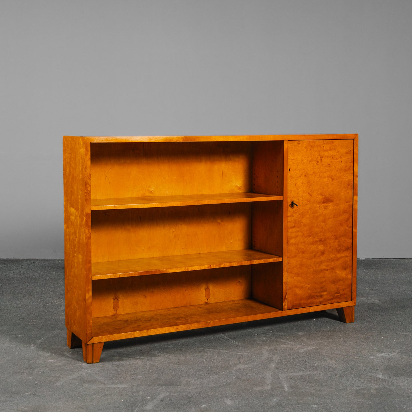 Stilvolles Mid-Century Bücherregal