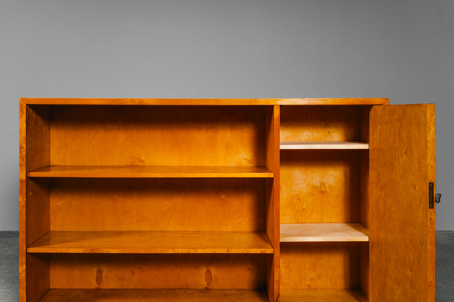 Stilvolles Mid-Century Bücherregal