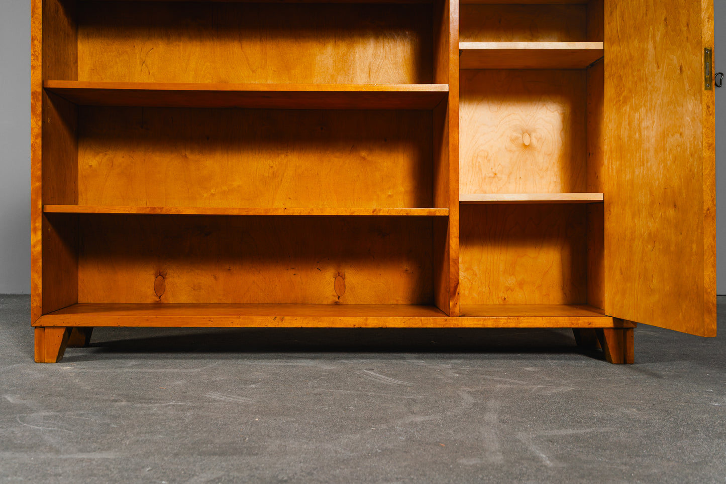 Stilvolles Mid-Century Bücherregal