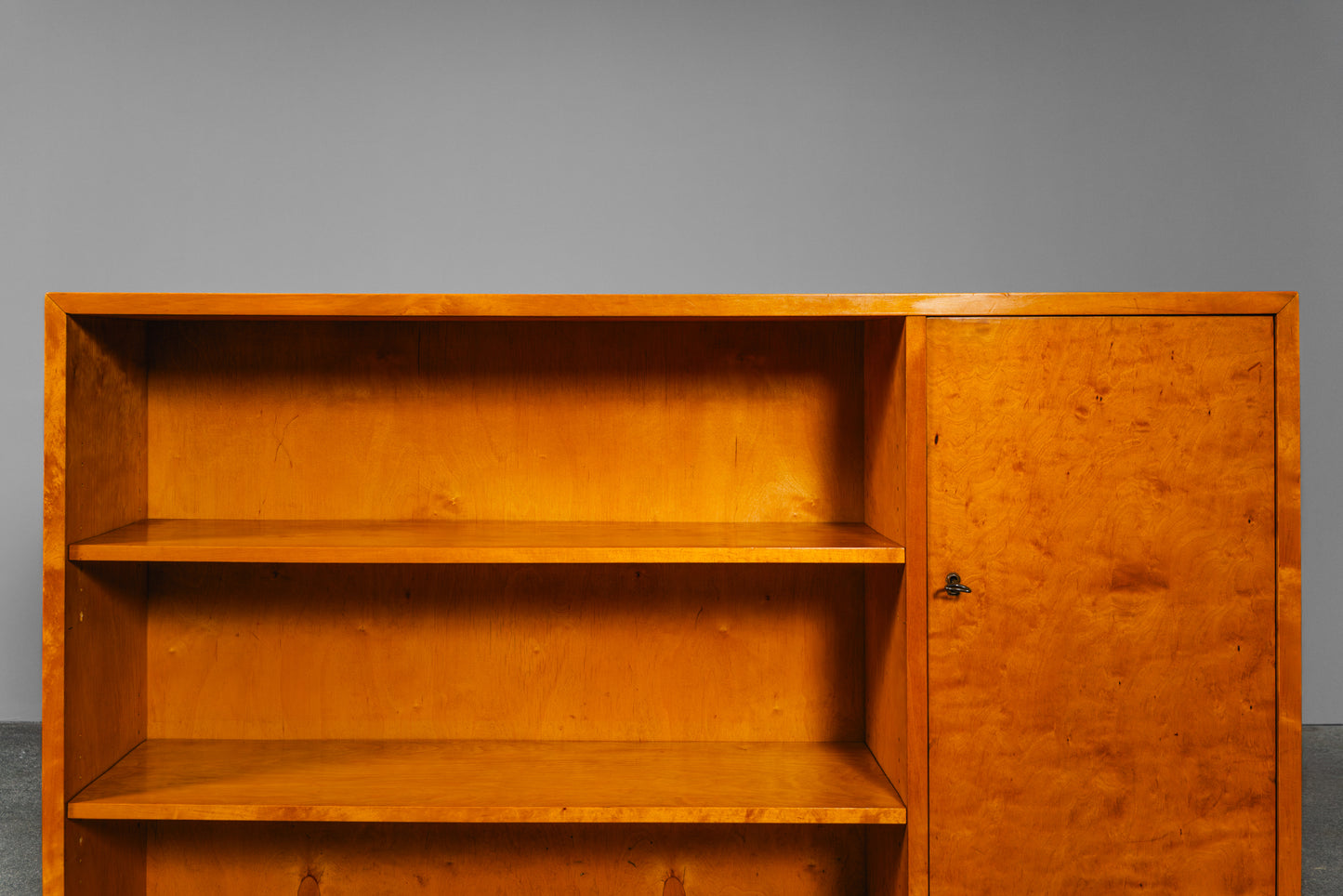 Stilvolles Mid-Century Bücherregal