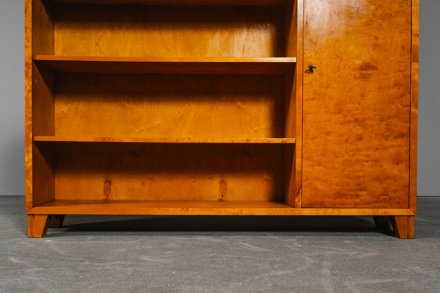 Stilvolles Mid-Century Bücherregal