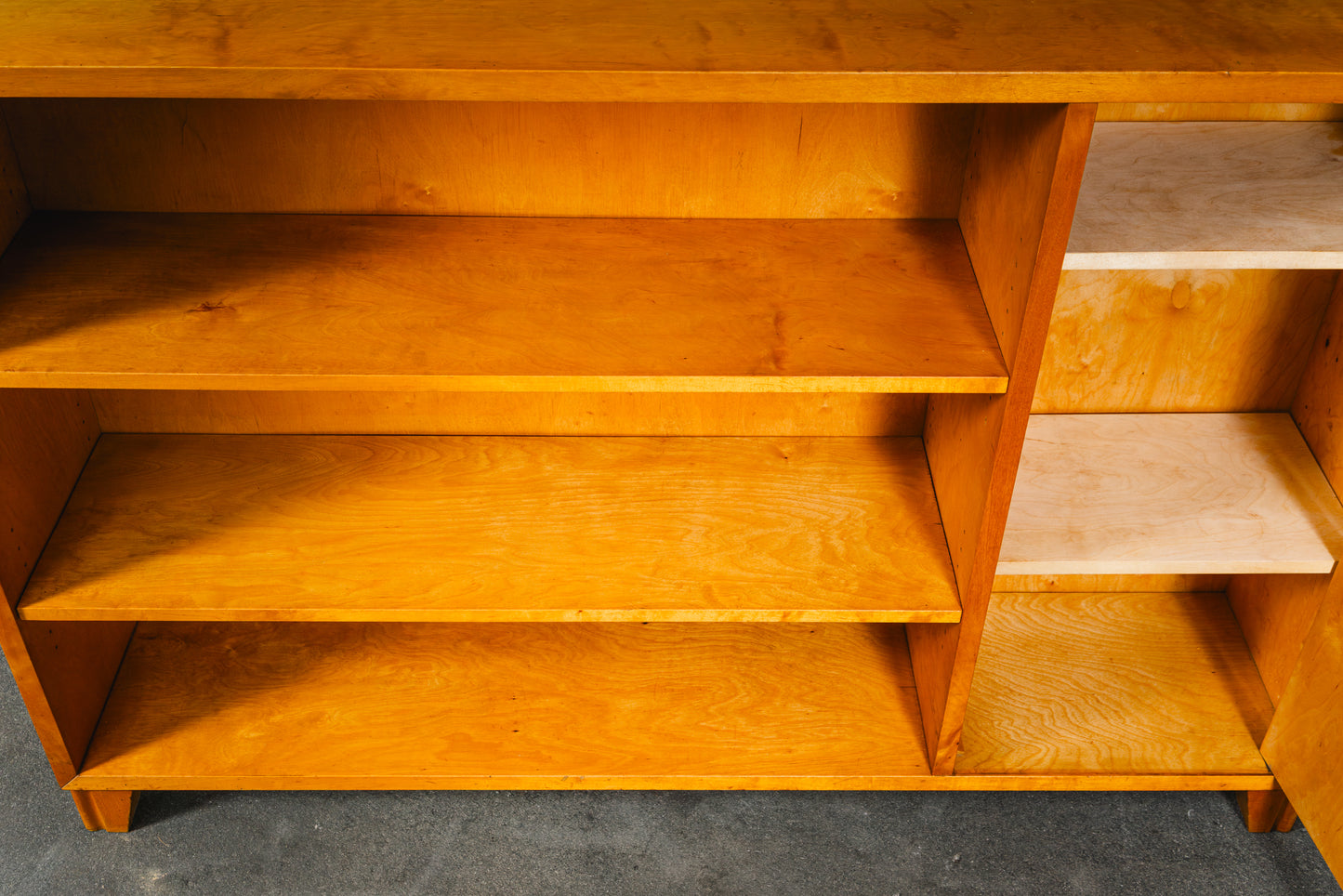 Stilvolles Mid-Century Bücherregal