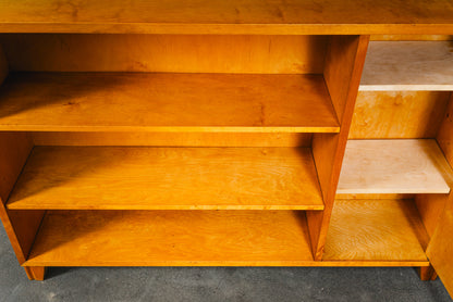 Stilvolles Mid-Century Bücherregal