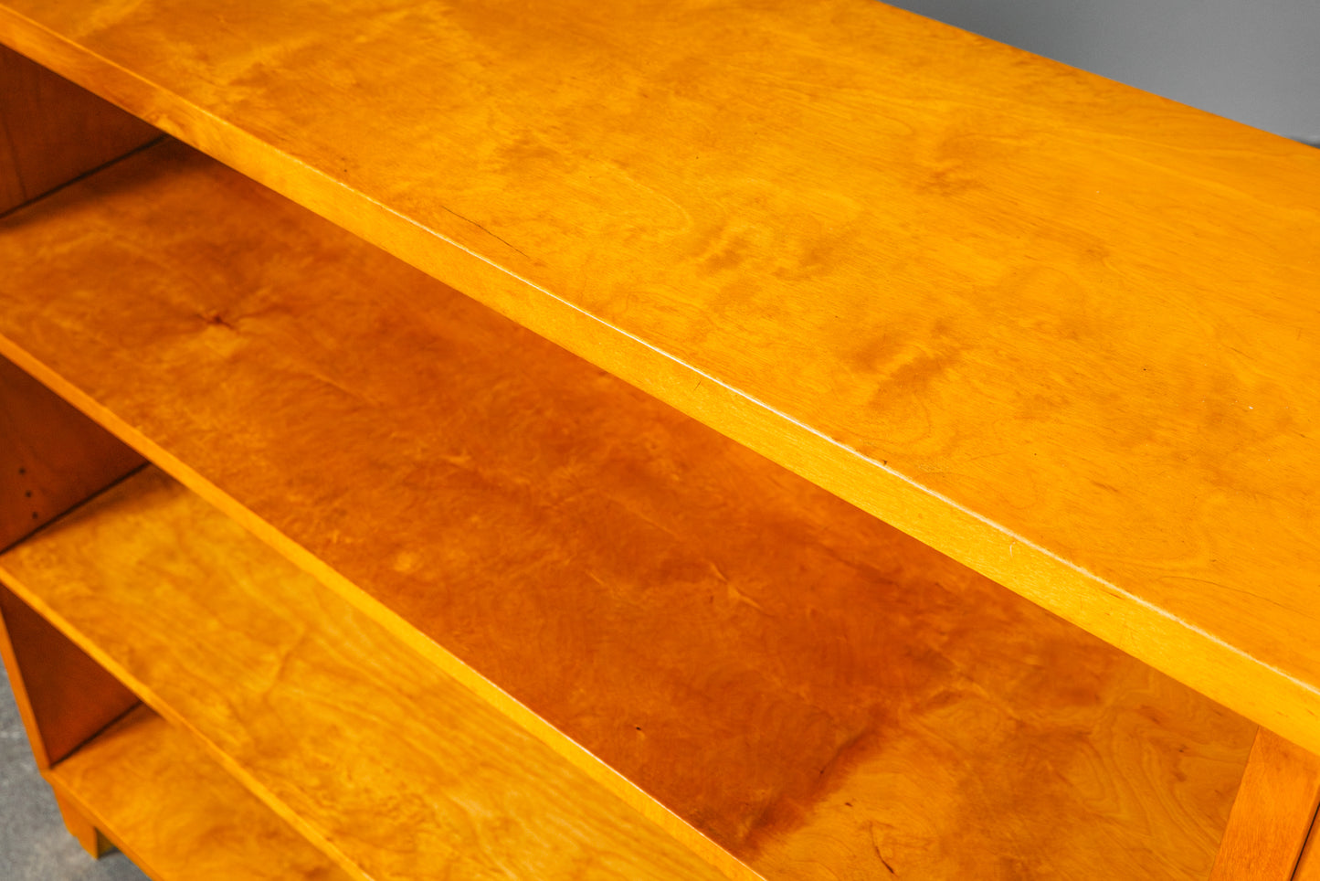 Stilvolles Mid-Century Bücherregal