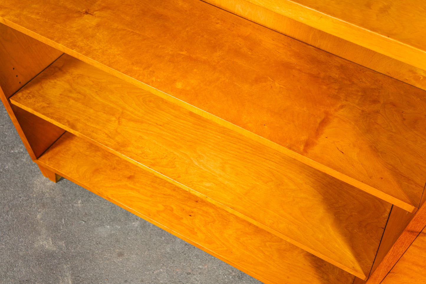 Stilvolles Mid-Century Bücherregal