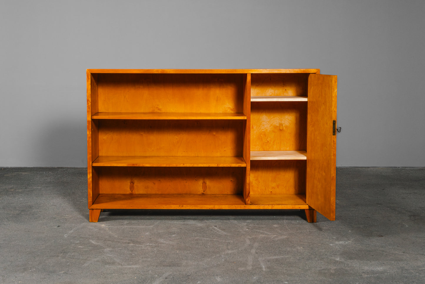 Stilvolles Mid-Century Bücherregal