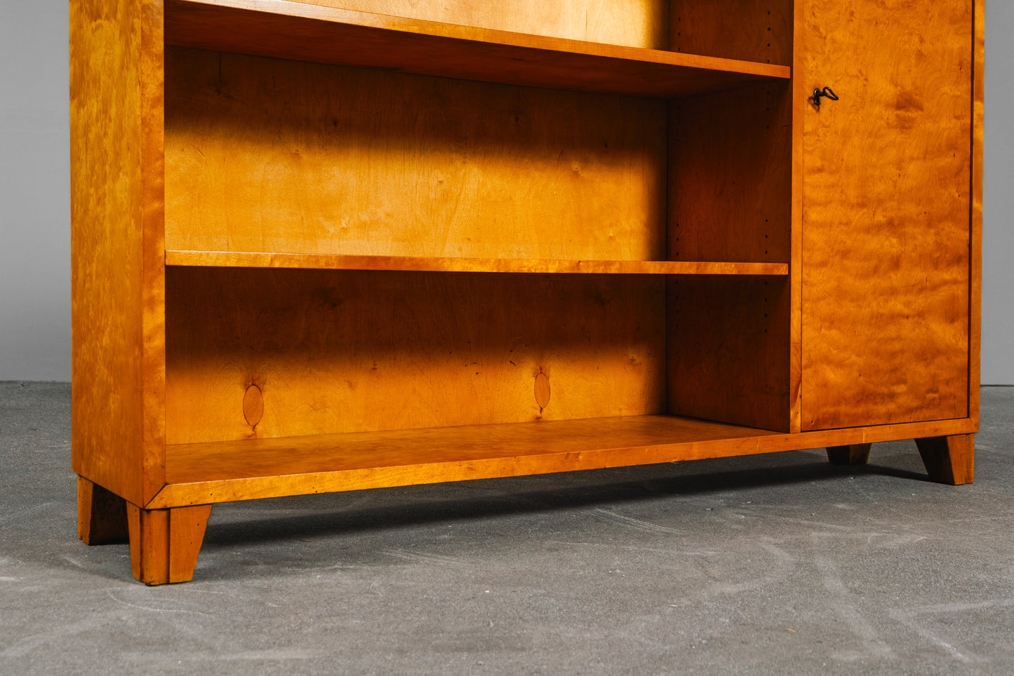 Stilvolles Mid-Century Bücherregal