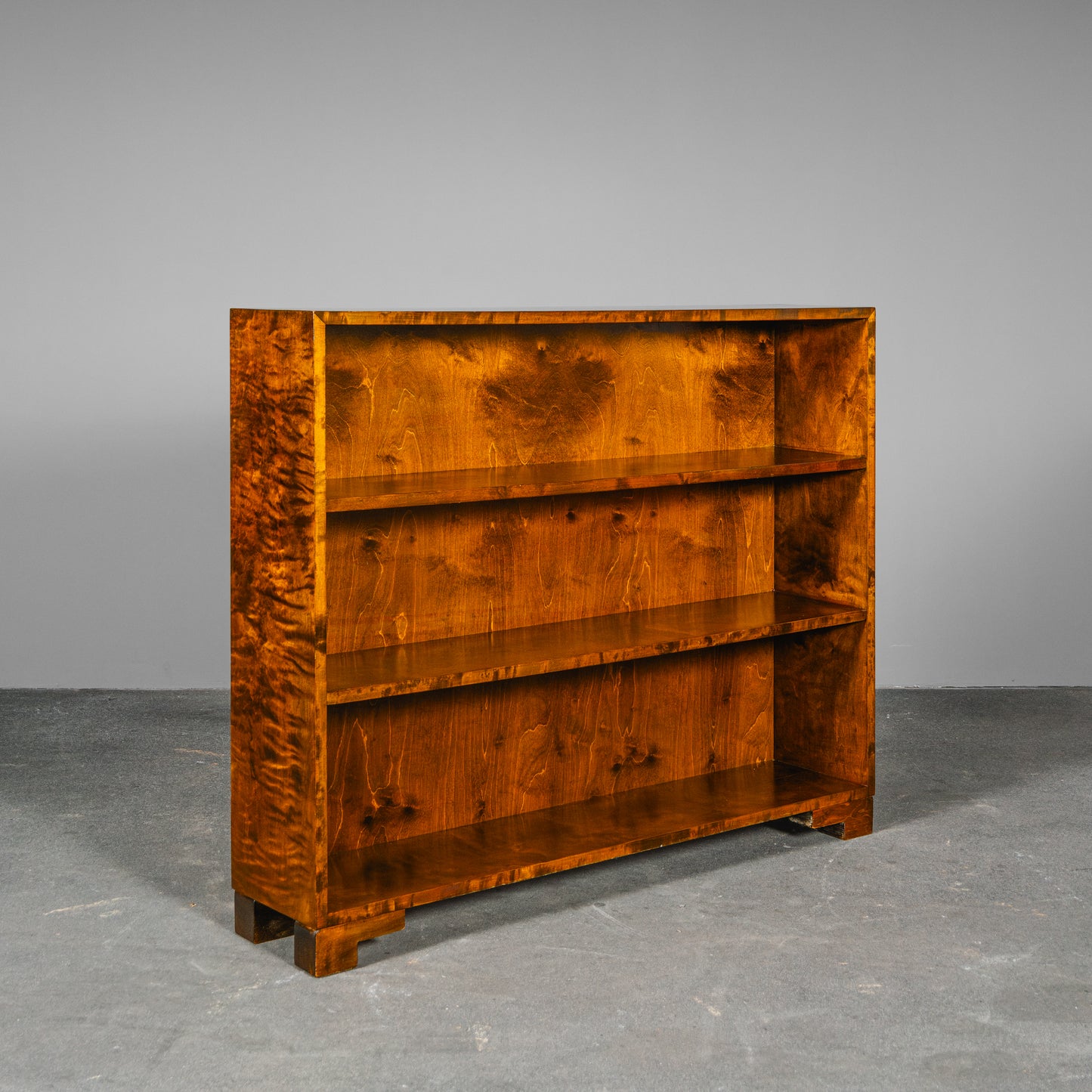 Schlichtes Art Déco Bücherregal