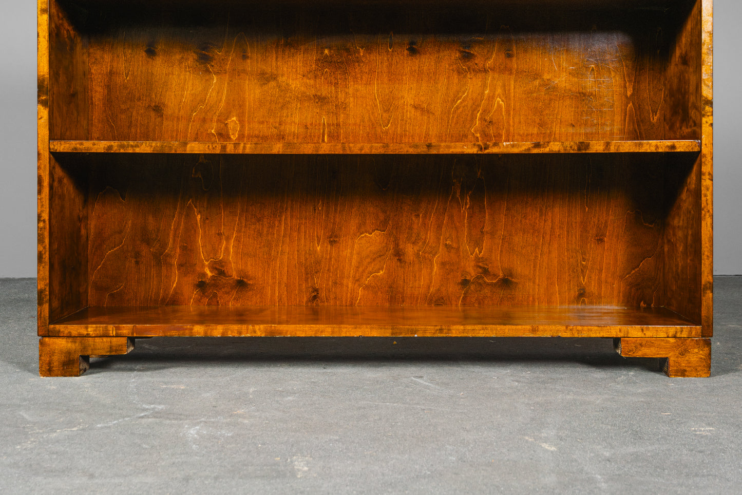 Schlichtes Art Déco Bücherregal