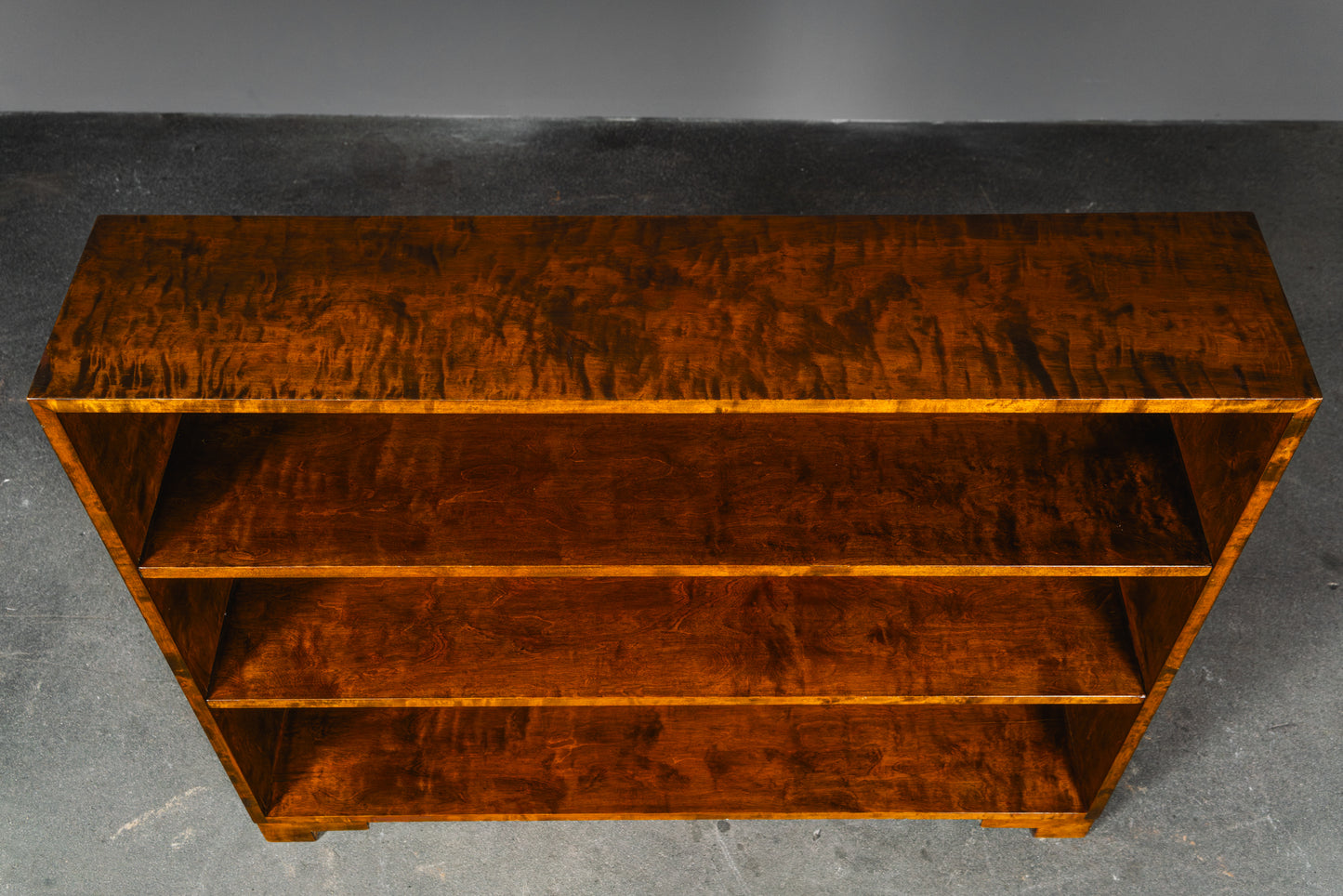 Schlichtes Art Déco Bücherregal