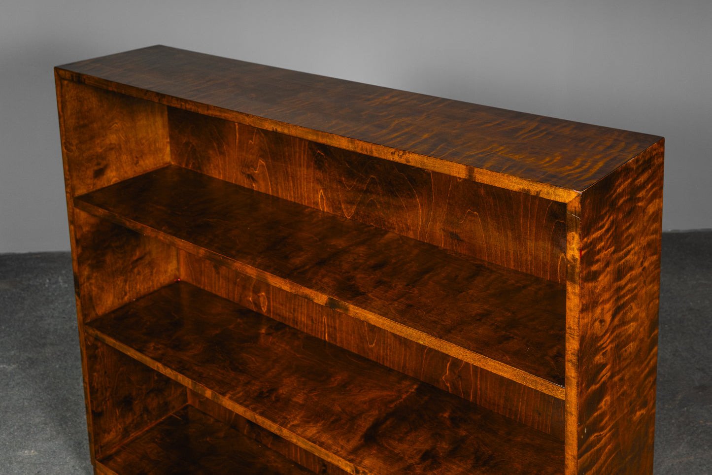 Schlichtes Art Déco Bücherregal