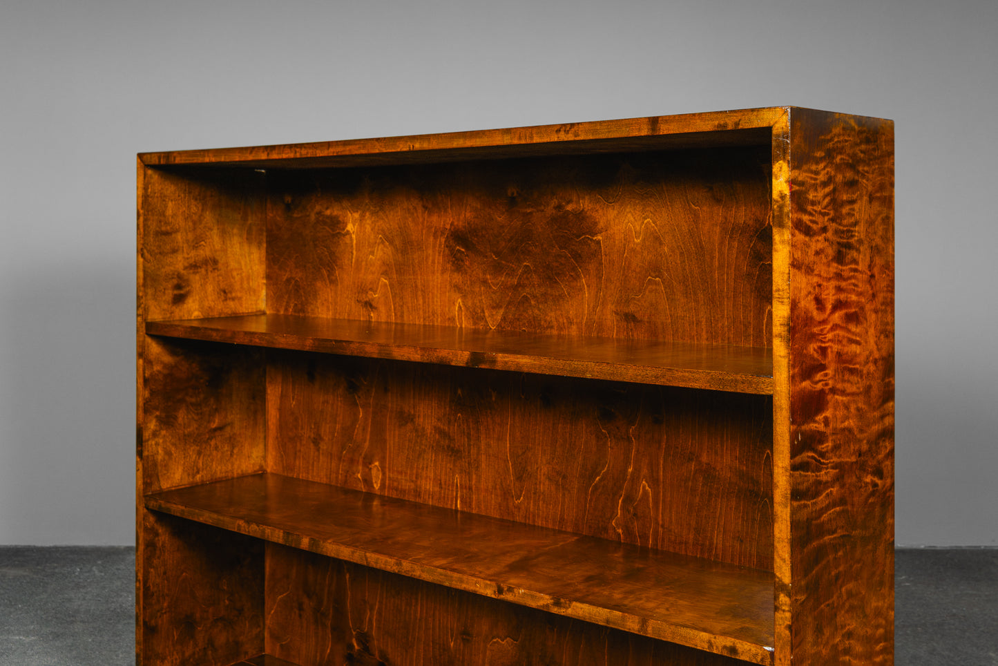 Schlichtes Art Déco Bücherregal