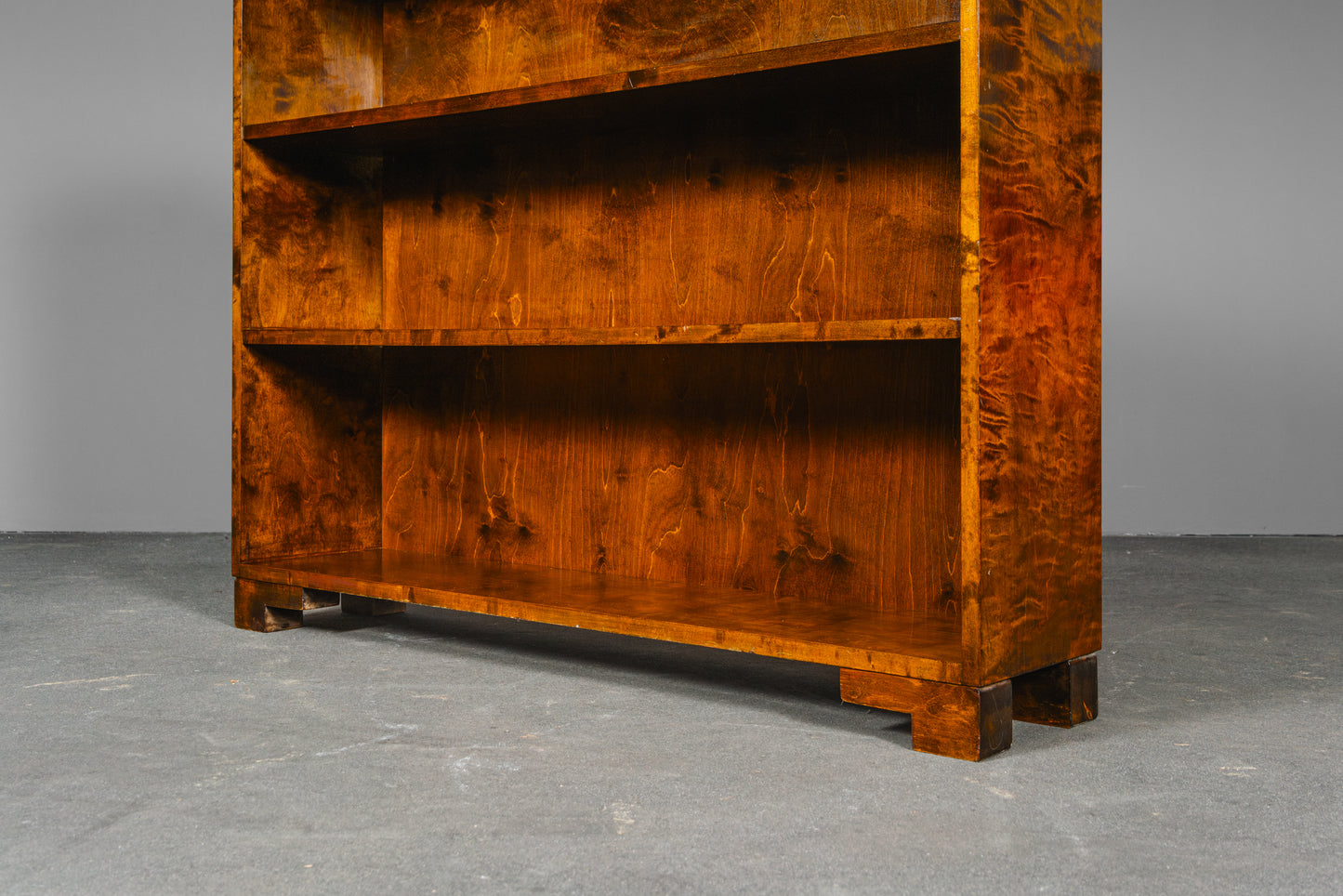 Schlichtes Art Déco Bücherregal