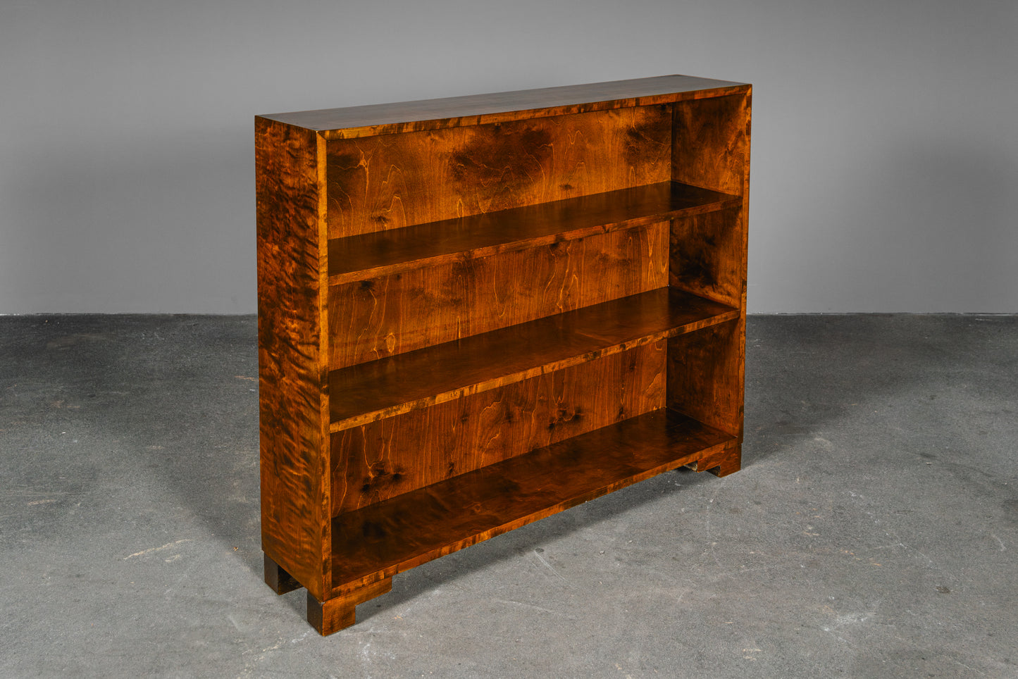 Schlichtes Art Déco Bücherregal