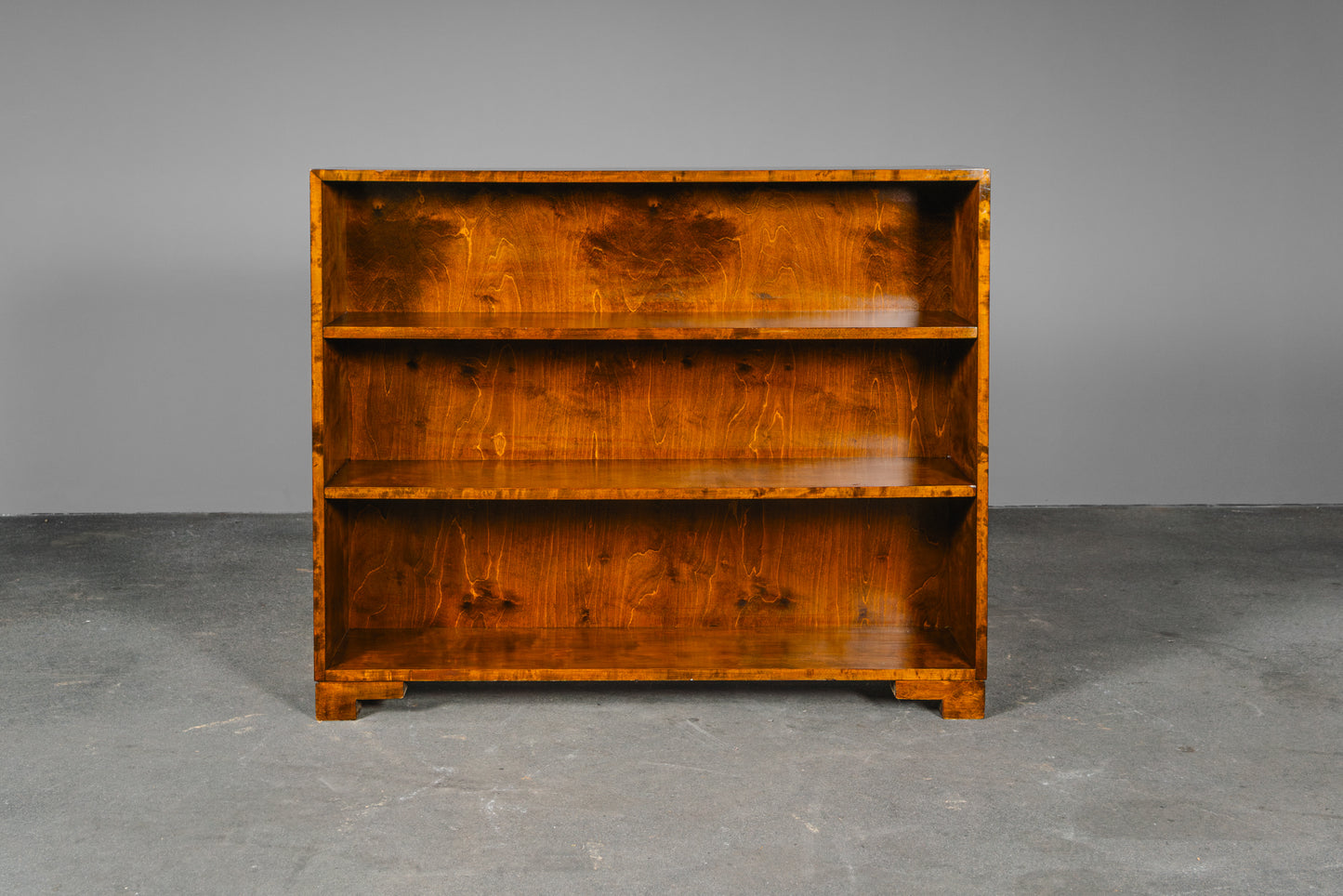 Schlichtes Art Déco Bücherregal